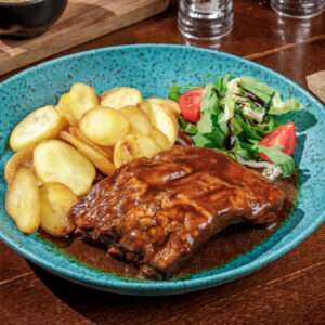 Coaste de porc marinate cu sos BBQ