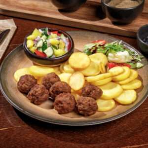 Chiftelute de angus cu chipsuri de cartofi si salata