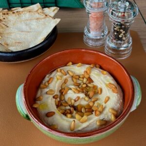 Hummus cu muguri de pin